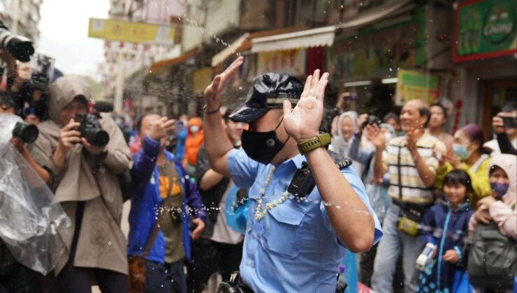 Hong Kong’da polise su sıkan 2 kişi gözaltına alındı