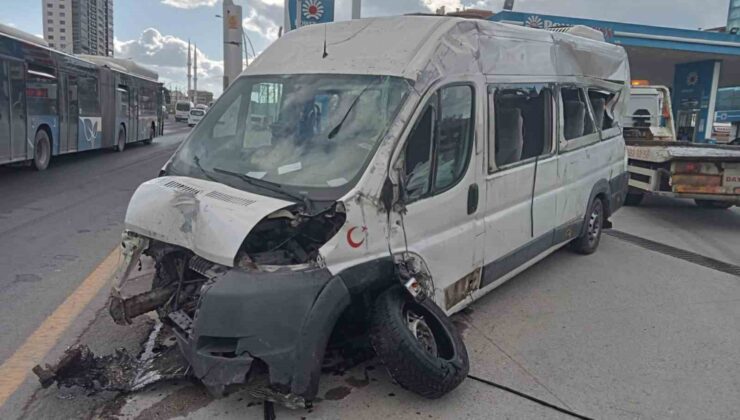 İşçileri taşıyan servis minibüsü iki otomobile çarptı: 6 yaralı