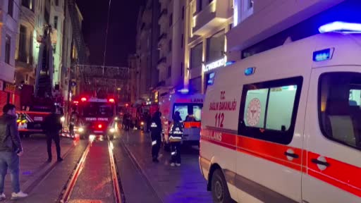 İstiklal Caddesi’nde otelde yangın paniği: Mahsur kalanlar vatandaşları kurtarma çalışmaları sürüyor