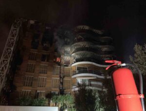 İzmir’deki büyük site yangını 7 saatin ardından kontrol altına alındı