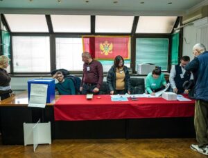 Karadağ’da halk cumhurbaşkanlığı seçiminin ikinci turunda sandık başında