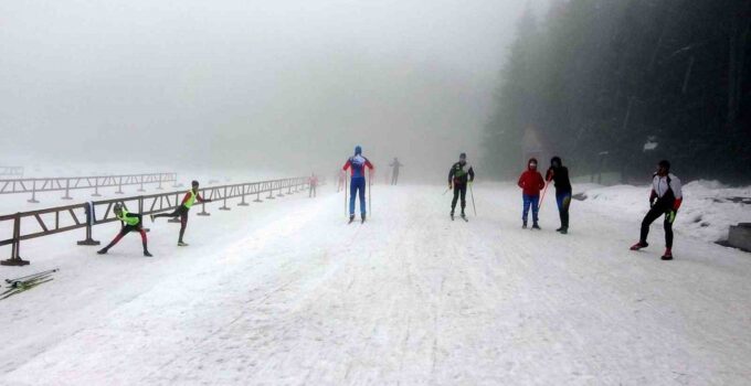 Kayaklı koşuda Erzincanlı sporculardan ikincilik ve üçüncülük kupası