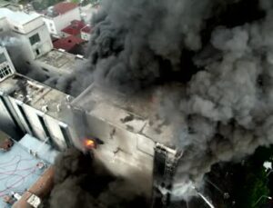 Küçükçekmece’de Akit Medya grubunun içerisinde bulunduğu binadaki yangın sürüyor