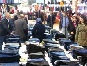 Kütahya’da kıyafet pazarı vatandaşların akınına uğruyor