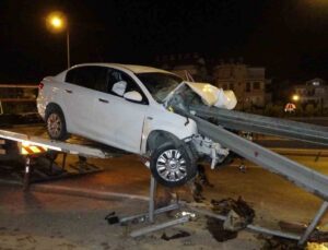 Manavgat’ta alkollü sürücünün kullandığı otomobil bariyere ok gibi saplandı: 1 yaralı