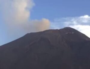 Meksika’daki Popocatepetl Yanardağı’ndan kül yağışı: Uçuşlar askıya alındı