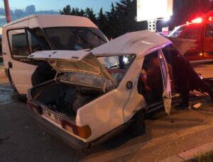 Minibüsün çarptığı otomobil ortadan ikiye bölündü: 1 ölü, 3 yaralı