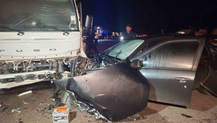 Otomobile çarpmamak için manevra yapan aracın vinçle çarpıştığı kaza kamerada: 2 ölü