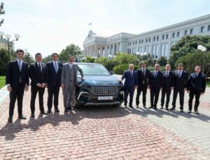 Özbekistan Cumhurbaşkanı Mirziyoyev, yerli otomobil Togg’u teslim aldı