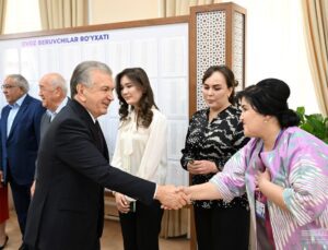 Özbekistan’da halk, anayasa değişikliği için sandık başında