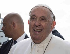 Papa Francis hastaneden taburcu oldu: “Hala hayattayım”