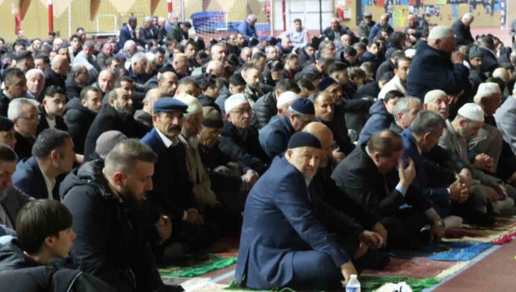 Paris’te 2 bin Müslüman bayram namazını kapalı spor salonunda kıldı