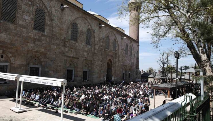 Ramazan ayının son cuması Bursa Ulucami doldu taştı
