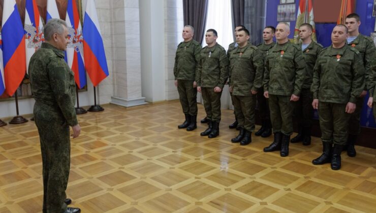 Rusya Savunma Bakanı Şoygu: “Ukrayna’daki Rus birliklerine mühimmat desteği artırılıyor”