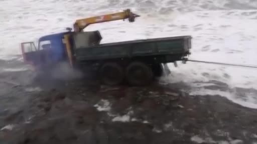 Rusya’da kıyıdaki 3 araç denize sürüklendi