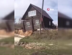 Rusya’da nehir taştı, bir ev yıkıldı, o anlar kameraya yansıdı