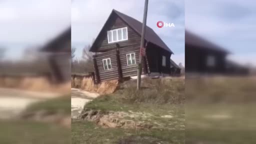 Rusya’da nehir taştı, bir ev yıkıldı, o anlar kameraya yansıdı
