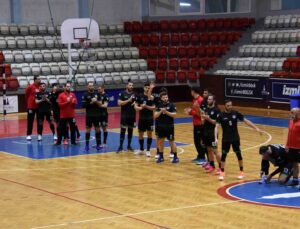Sakarya’nın hentbol takımı İzmir’den galibiyetle dönüyor