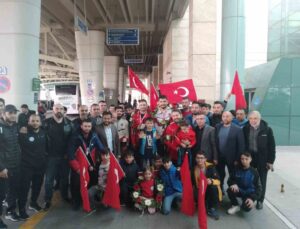 Şampiyon Taha Akgül ve Serbest Stil Güreş Milli Takımı Türkiye’ye döndü