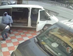 Şişli’de minibüsle soygun girişimi kamerada: Komşu bağırınca apar topar kaçtılar