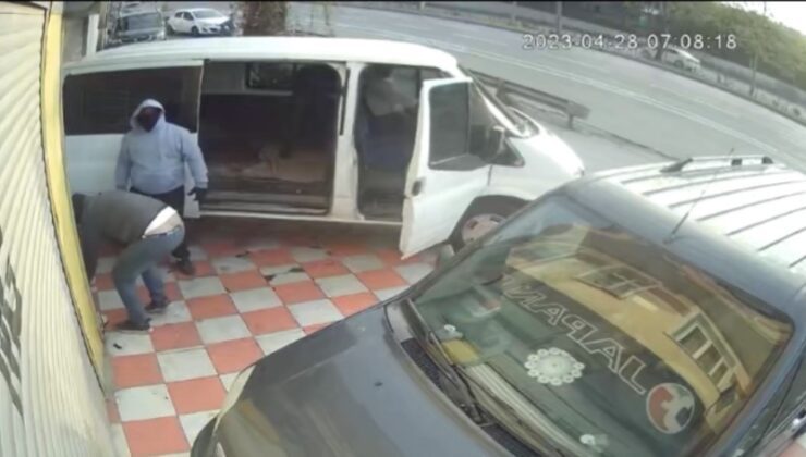 Şişli’de minibüsle soygun girişimi kamerada: Komşu bağırınca apar topar kaçtılar