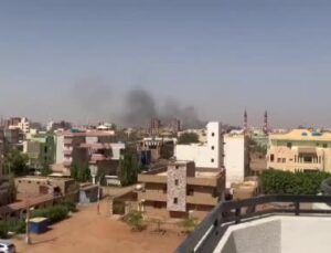 – Sudan’ın başkenti Hartum’un farklı noktalarında ordu ile Hızlı Destek Güçleri (RSF) arasında silahlı çatışmalar başladı.
