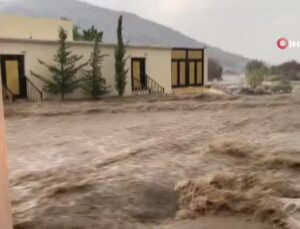 Suudi Arabistan’ı sağanak yağış vurdu, caddeler sular altında kaldı