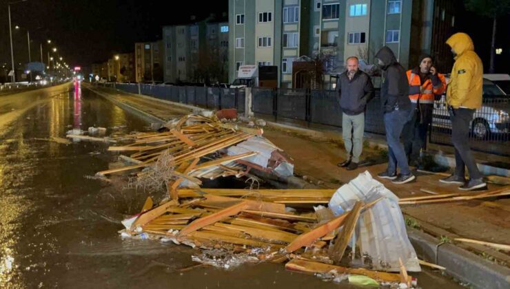 Tatvan’da fırtına bina çatısını uçurdu, 4 araç hasar gördü