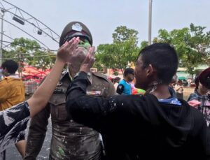 Tayland Başbakanı su savaşına katıldı