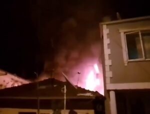 Tek katlı evin ardiyesi alev alev yandı, mahalleliyi sokağa döktü