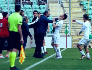 Teknik Direktör Ahmet Yıldırım, Bursasporlu futbolcunun boğazını sıktı
