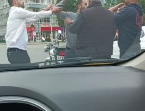 Trafikte yol verme tartışmasında bıçaklı saldırı cep telefonu kamerasında