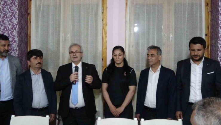 Türkiye Şampiyonu Hatice Nur Sarı, Kozan basını ile iftarda bir araya geldi