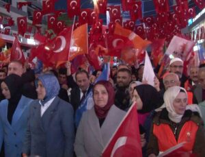 Ümraniye’de gençler “Recep Tayyip Erdoğan” sloganlarıyla yürüdü