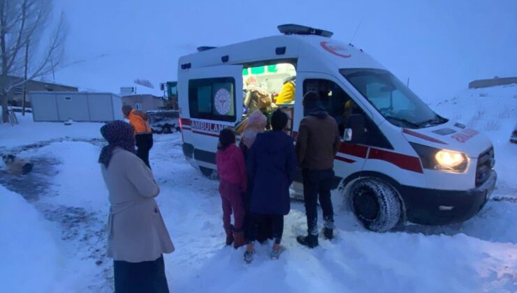 Van’da köyde kardan mahsur kalan hamile kadın hastaneye ulaştırıldı