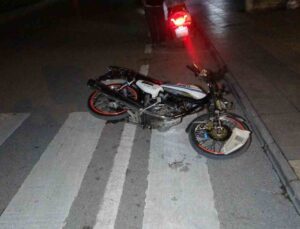 Virajı alamayan motosiklet kaldırım taşına çarptı: 1 yaralı