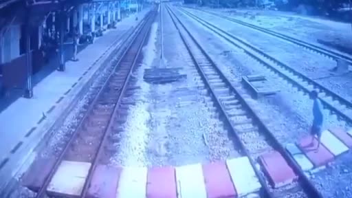 Yaşlı kadın trenin altında kalmaktan son anda kurtuldu