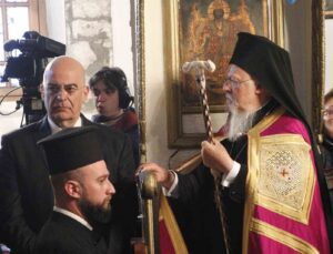 Yunanistan Dışişleri Bakanı Nikos Dendias, Gökçeada’da Patrik Bartholomeos’un yönettiği ayine katıldı