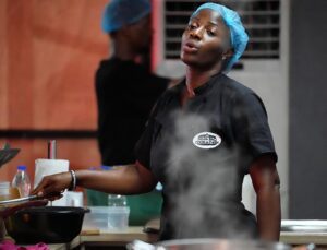 100 saat boyunca yemek yapan Nijeryalı şef rekor kırdı