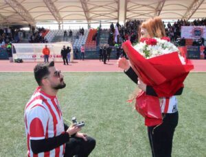 3 ay önce Bilecikspor maçında tanıştılar, aynı statta taraftarın önünde evlenme teklifi etti