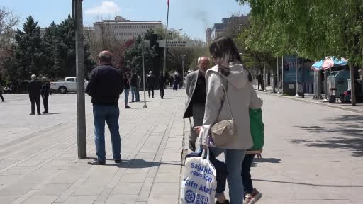 44 yıldır aynı yerde tezgah açıyor, çocuklarını ayakkabı boyayarak okuttu