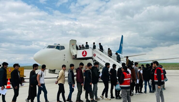 Ağrı’da 136 Afgan göçmen, ülkelerine gönderildi