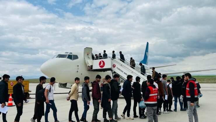 Ağrı’da 136 Afgan göçmen ülkelerine gönderildi