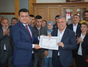 AK Parti’li Nazım Maviş 3. kez mazbatasını aldı
