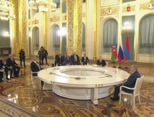 Aliyev, Putin ve Paşinyan arasındaki üçlü görüşme Moskova’da başladı