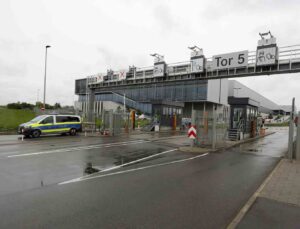 Almanya’da Mercedes fabrikasında silahlı saldırı: 2 ölü