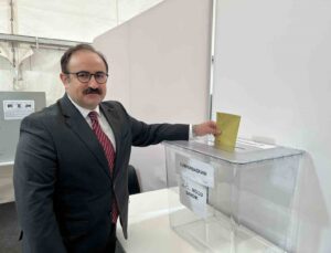 Almanya’daki Türkler cumhurbaşkanı seçiminin 2. turunda uzun kuyruklar oluşturdu