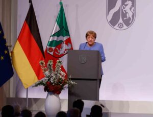 Almanya’nın eski Başbakanı Merkel devlet ödülü ile onurlandırıldı