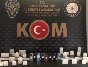 Antalya’da polisten kaçak elektronik eşya ve tütün operasyonu