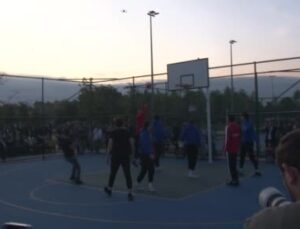 Bakan Kurum gençlerle basketbol maçı oynadı